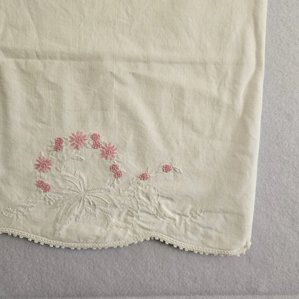 Vtg Cream Embroidered Pillowcase Pink Floral Hand Work Scalloped Crochet‎ Edge